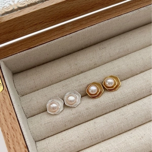 Boucles d'oreilles lotus double couche avec perle en finitions dorée et argentée