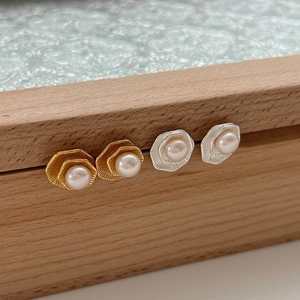 Ensemble de boucles d'oreilles perles géométriques avec texture en métal brossé