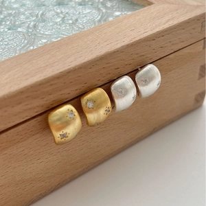 Orecchini 925 argento spazzolato oro e argento con stelle e zirconi scintillanti