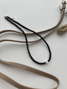 Gros plan détaillé du fermoir en argent S925 et collier de perles d'onyx noir