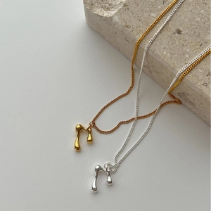 Minimalist fluid metal musical note pendant necklace in gold and silver finish