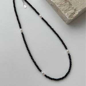 S925 sterling silver beaded necklace featuring black faceted stones and pearls