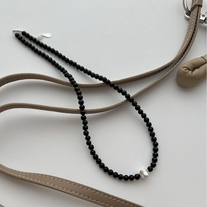 Collier en argent S925 avec perles d'onyx noir et un pendentif perle baroque blanche