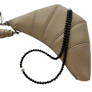 Sac croissant en cuir kaki avec bandoulière en perles noires et surpiqûres décoratives