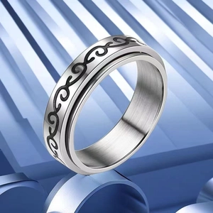 Détail de la bague en acier inoxydable de 4mm avec gravures spirales noires et fini poli