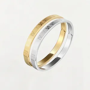 Bracelet jonc en acier titane avec chiffres romains en or et argent et fermoir à charnière