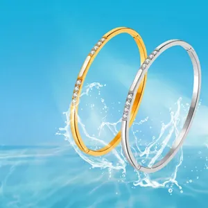 Wasserfeste 18k vergoldete Armreifen aus Titanstahl mit Strassbesatz in Gold und Silber