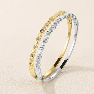 Bracelet en acier titane plaqué or 18 carats avec étoiles et zircons incrustés