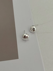 Macro detail of silver S925 earrings with hammered texture and Midnight Moment engraving