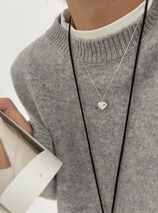 Détail du collier coeur en argent 925 avec gravure de la lettre B porté par un mannequin