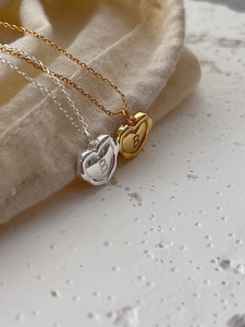 Vue détaillée des pendentifs cœur en argent 925 avec lettre B dorés et argentés
