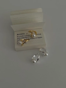 Vue détaillée des boucles d'oreilles perles en argent S925 finitions or et argent