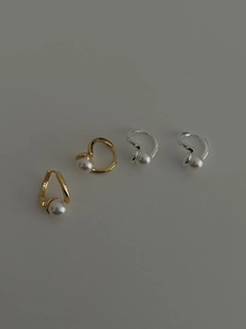 Détail de boucles d'oreilles créoles en argent 925 avec perles en or et argent