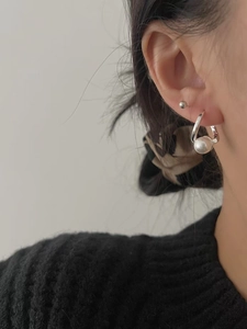 Détail de la boucle d'oreille perle en argent 925 et puce sur l'oreille