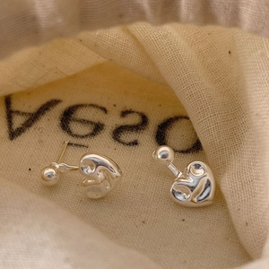 Boucles d'Oreilles Clous Cœur en Argent Sterling 925 Minimalistes pour Femmes Design Unique en Métal Liquide Motif Sourire Bijoux Argentés Brillants
