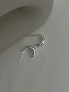 Détail de boucles d'oreilles S925 argent en croissant avec texture striée élégante