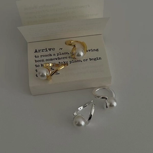 Élégantes boucles d'oreilles perles en argent 925 au design minimaliste doré et argenté