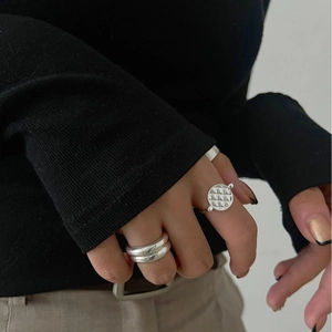 Anillos geométricos de plata S925 con diseño de rombos en relieve para un estilo minimalista