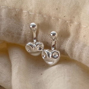 Boucles d'oreilles cœur minimalistes en argent 925 avec finition polie sur tissu