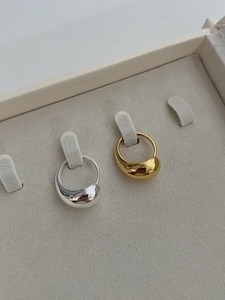 Détail de bagues goutte en argent 925 aux finitions miroir dorées et argentées
