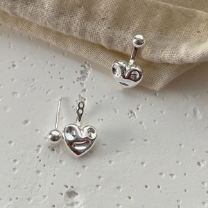 Boucles d'oreilles cœur minimalistes en argent 925 avec design esthétique fluide