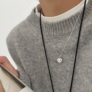 Collier avec pendentif cœur en argent sterling 925 minimaliste porté sur un modèle