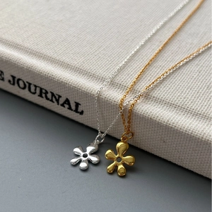 Collares con colgante de flor minimalista de plata S925 en acabados oro y plata