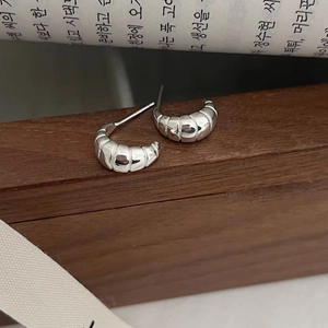 Boucles d'oreilles croissant en argent S925 poli avec design spirale minimaliste