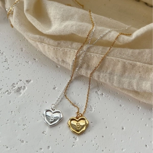 Collier avec pendentif cœur poli gravé de la lettre B sur une chaîne fine