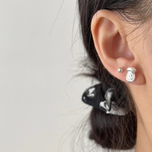 Minimalistisches silbernes Muschel-Ohrring-Set mit eleganter Spiralstruktur