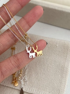 Détail du poinçon S925 sur les pendentifs renne minimalistes en or et argent