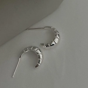 Boucles d'oreilles croissant en argent sterling S925 au design côtelé poli