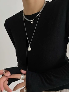 Détail du collier S925 en argent perlé avec cœur et pendentif rond martelé empilé