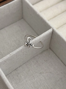 Vue macro de la bague nœud en argent S925 montrant le poinçon et la finition polie