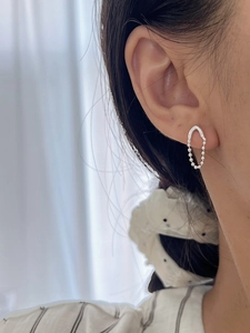 Vue détaillée de la boucle d'oreille en argent S925 en forme de V sur une oreille