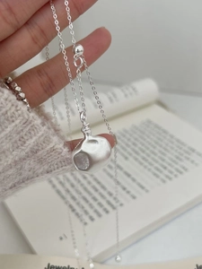 Détail du pendentif en argent sterling S925 avec surface martelée irrégulière