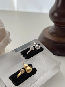Detail of 925 silver gourd rings with polished finish and inlaid zircon stones