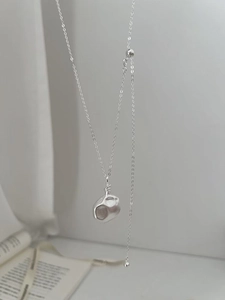 Détail macro du collier en argent sterling S925 avec pendentif irrégulier et chaîne réglable