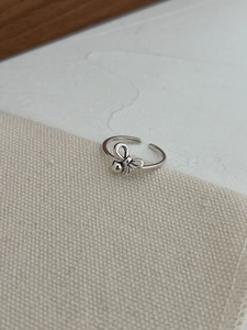 Vue macro d'une bague nœud en argent S925 avec finition polie et gravure de poinçonnage