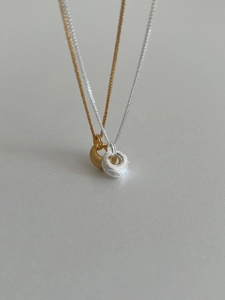 Détails des pendentifs anneaux en or et argent avec texture métallique brossée mate