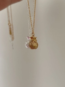 Dettaglio del ciondolo a borsa portafortuna in argento 925 con intaglio vintage