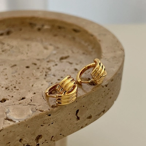 Élégantes boucles d'oreilles créoles en argent 925 plaqué or avec texture métal géométrique