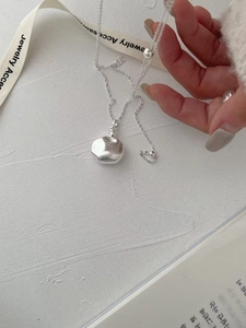 Détail du collier en argent sterling S925 avec pendentif irrégulier texturé style lave