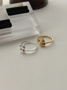 Detail of adjustable S925 sterling silver wulu rings with gold and silver finishes