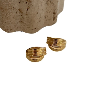 Boucles d'oreilles géométriques minimalistes en argent 925 avec texture ondulée dorée