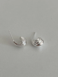 Détail des boucles d'oreilles en argent 925 en forme de C avec texture torsadée