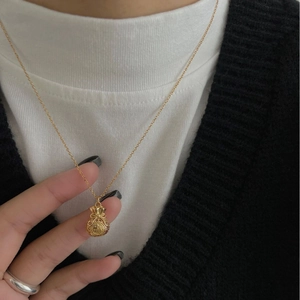 Collana vintage in argento 925 dorato con ciondolo sacchetto portafortuna su modella