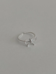 Detailed view of S925 sterling silver twisted rope ring with a delicate bow design