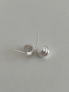 Vue macro de boucles d'oreilles minimalistes S925 en argent sterling forme C