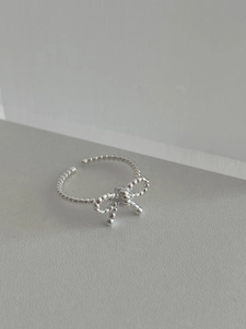 Detailed close-up of S925 silver bow ring featuring a twisted band and adjustable open design
